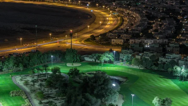 Légi felvétel a villák és a házak a golfpálya éjszakai TimeLapse — Stock Fotó