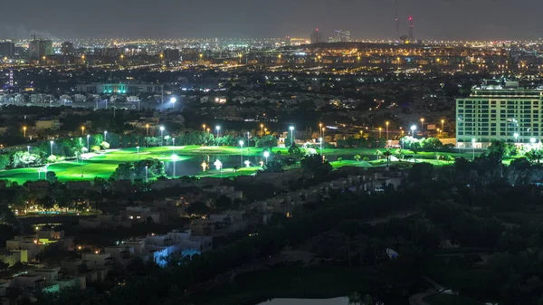 Vista aérea para moradias e casas com campo de golfe noite timelapse — Fotografia de Stock