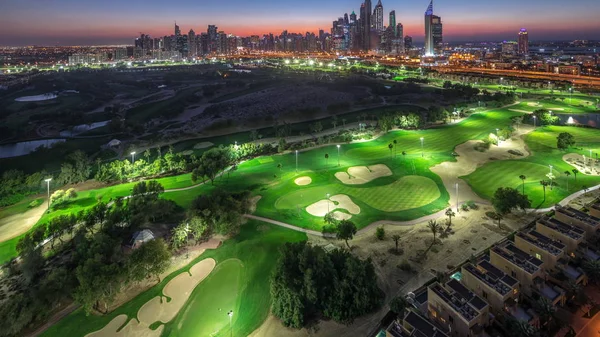 Небоскребы Dubai Marina и поле для гольфа днем и ночью, Дубай, Объединенные Арабские Эмираты — стоковое фото