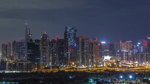 Wieże Jumeirah Lake i Dubai Marina wieżowce i pole golfowe podczas wszystkich nocnych timelapse, Dubaj, Zjednoczone Emiraty Arabskie — Zdjęcie stockowe