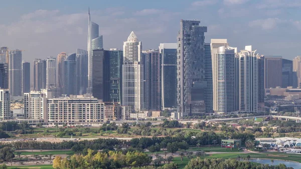 Dubai Marina rascacielos y campo de golf timelapse mañana, Dubai, Emiratos Árabes Unidos — Foto de Stock