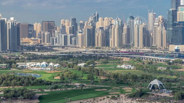 Dubai Marina rascacielos y campo de golf timelapse mañana, Dubai, Emiratos Árabes Unidos — Foto de Stock