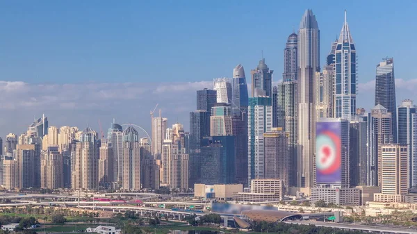 Dubai Marina felhőkarcolók és golfpálya reggel TimeLapse, Dubai, Egyesült Arab Emírségek — Stock Fotó