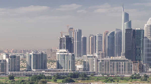 Dubai Marina skyskrabere og golfbane morgen timelapse, Dubai, De Forenede Arabiske Emirater - Stock-foto