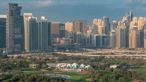 Dubai Marina rascacielos y campo de golf timelapse mañana, Dubai, Emiratos Árabes Unidos — Foto de Stock