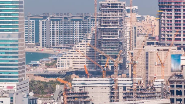 Dubai Media City wolkenkrabbers en bouwplaats op Palm Jumeirah timelapse, Dubai, Verenigde Arabische Emiraten — Stockfoto