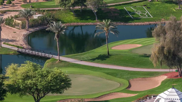 Ландшафт зеленого поля для гольфа с деревьями. Дубай, ОАЭ — стоковое фото