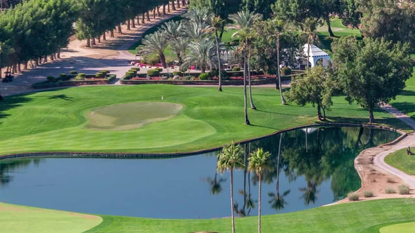 Tájkép zöld golfpálya fák légi TimeLapse. Dubai, Egyesült Arab Emírségek — Stock Fotó
