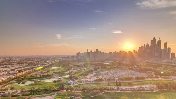 Dubai Marina wieżowce i pole golfowe Sunset timelapse, Dubaj, Zjednoczone Emiraty Arabskie — Zdjęcie stockowe