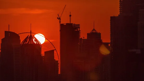 Dubai Marina хмарочоси з поля для гольфу захід, Дубай, Об'єднані Арабські Емірати — стокове фото