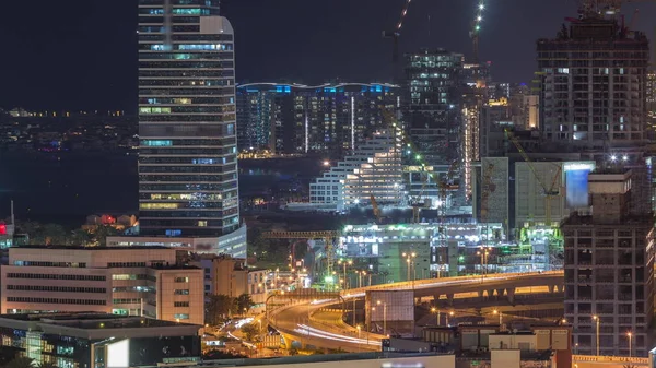 ドバイメディア都市の超高層ビルとパームジュメイラの夜のタイムラプス、ドバイ、アラブ首長国連邦の建設現場 — ストック写真