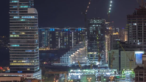 Dubai Media City wolkenkrabbers en bouwplaats op Palm Jumeirah Night timelapse, Dubai, Verenigde Arabische Emiraten — Stockfoto