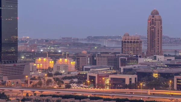 Dubai Media City wolkenkrabbers Night to Day timelapse, Dubai, Verenigde Arabische Emiraten — Stockfoto
