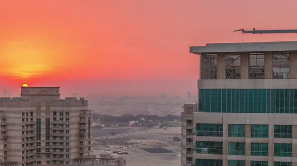 Wschód słońca nad wieżami w zieleni powiat widok z góry timelapse. — Zdjęcie stockowe