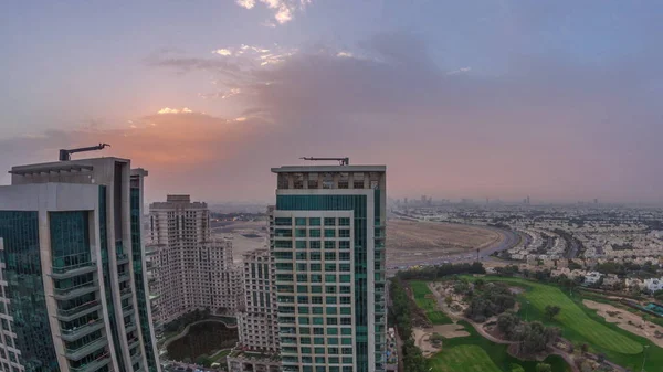 Nascer do sol sobre torres em Greens vista aérea do distrito de topo timelapse . — Fotografia de Stock