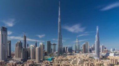 Dubai Downtown siluet timelapse Burj Khalifa ve diğer kuleleri ile Dubai'de üstten paniramic görünümü