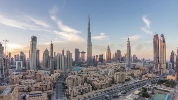 Dubai Downtown skyline dag tot nacht timelapse met Burj Khalifa en andere torens Panoramique uitzicht vanaf de top in Dubai — Stockvideo