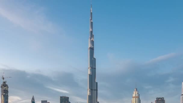 Dubai Downtown skyline dag till natt timelapse med Burj Khalifa och andra torn paniramic utsikt från toppen i Dubai — Stockvideo