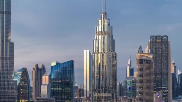 Dubai Downtown skyline dia a noite timelapse com torres vista panorâmica do topo em Dubai — Vídeo de Stock