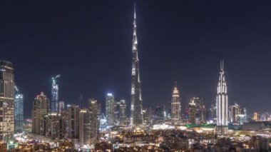 Dubai Downtown silueti gece timelapse Burj Khalifa ve diğer kuleleri Dubai'de üstten paniramic görünümü ile