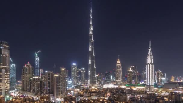 Dubai Centro skyline noche timelapse con Burj Khalifa y otras torres vista panirámica desde la parte superior de Dubai — Vídeo de stock