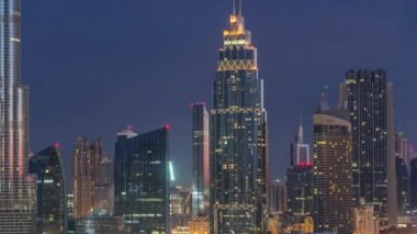 Dubai Downtown silueti gece gündüz timelapse Burj Khalifa ve diğer kuleleri Dubai'de üstten paniramic görünümü