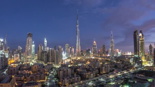 Dubai Downtown silueti gece gündüz timelapse Burj Khalifa ve diğer kuleleri Dubai'de üstten paniramic görünümü — Stok video