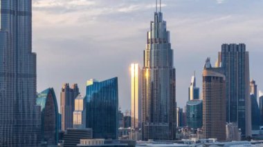 Dubai Şehir silueti gün batımı timelapse kuleleri Dubai'de üstten paniramik görünümü sırasında