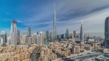 Dubai Downtown siluet timelapse Burj Khalifa ve diğer kuleleri ile Dubai'de üstten paniramic görünümü
