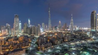 Dubai Downtown silueti gece gündüz timelapse Burj Khalifa ve diğer kuleleri Dubai'de üstten paniramic görünümü