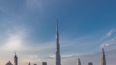 Dubai Downtown silueti Gece gündüz Burj Khalifa ve Diğer kuleleri Dubai'de üstten paniramic görünümü ile timelapse