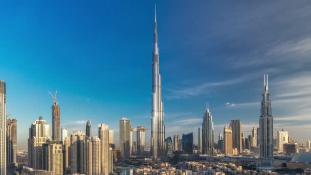 Dubaï Temps de l'horizon du centre-ville avec Burj Khalifa et d'autres tours pendant le lever du soleil vue paniramique depuis le sommet à Dubaï — Video