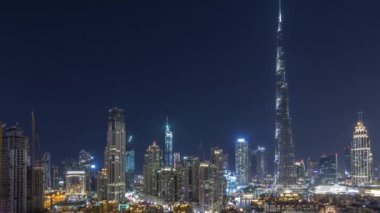 Dubai Downtown silueti Burj Khalifa ve Dubai'de üstten diğer kuleleri paniramic görünümü ile tüm gece timelapse sırasında