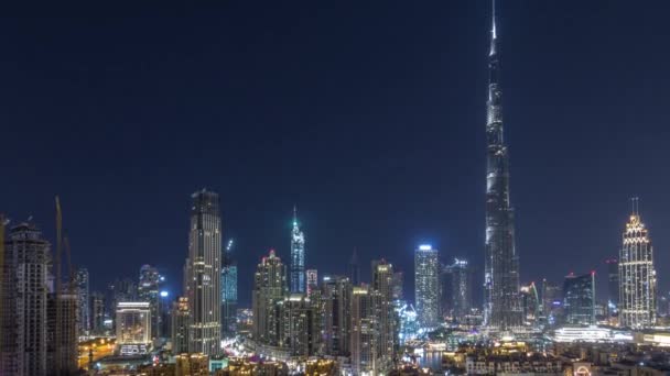Dubai Innenstadt Skyline während der ganzen Nacht Zeitraffer mit Burj Khalifa und anderen Türmen paniramische Aussicht von oben in Dubai — Stockvideo