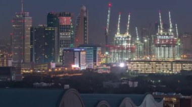 Dubai şehir merkezinde ki mimariye sahip hava şehir manzarası gece gündüz timelapse, Birleşik Arap Emirlikleri.