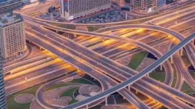 Dubai şehir merkezinde karayolu kavşak havadan görünümü gece gündüz timelapse.