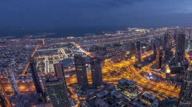 Dubai şehir merkezinde gece gün doğumundan önce gündüz timelapse. Kuleler ve gökdelenler ile havadan görünüm