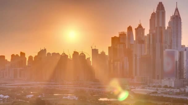 두바이 마리나 고층 빌딩 및 골프 코스 일몰 시간 경과, 두바이, 아랍에미리트 — 비디오