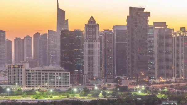 Jumeirah Lake torres arranha-céus e campo de golfe dia a noite timelapse, Dubai, Emirados Árabes Unidos — Vídeo de Stock