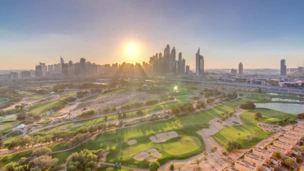 Grattacieli Dubai Marina e campo da golf tramonto timelapse, Dubai, Emirati Arabi Uniti — Video Stock