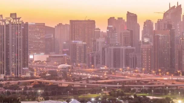 Небоскребы Dubai Marina и поле для гольфа днем и ночью, Дубай, Объединенные Арабские Эмираты — стоковое видео