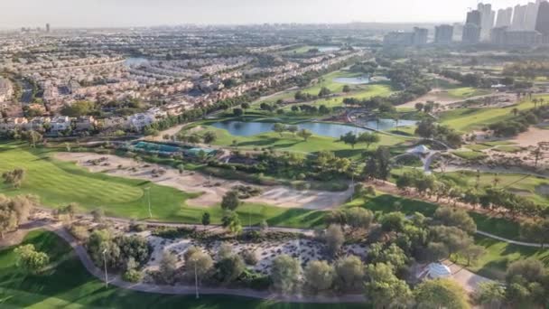 Golfbane og Jumeirah sø tårne skyskrabere før solnedgang timelapse, Dubai, Forenede Arabiske Emirater – Stock-video