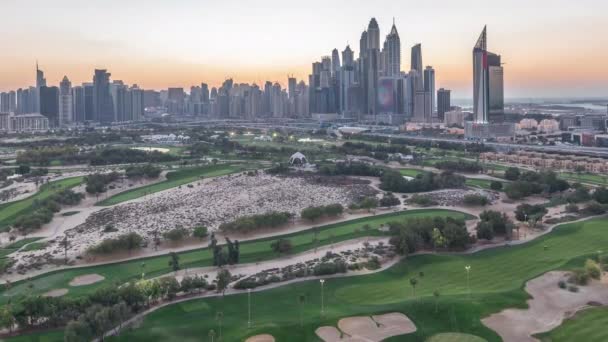 A Dubai Marina felhőkarcolók és a golfpályán éjszakai TimeLapse, Dubai, Egyesült Arab Emírségek — Stock videók