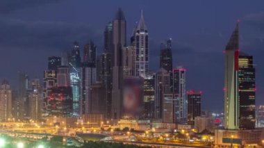 Dubai Marina gökdelenler ve gündüz timelapse golf sahası gece, Dubai, Birleşik Arap Emirlikleri