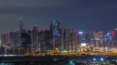 Jumeirah göl kuleleri ve Dubai marina gökdelenler ve golf sahası tüm gece timelapse sırasında, Dubai, Birleşik Arap Emirlikleri