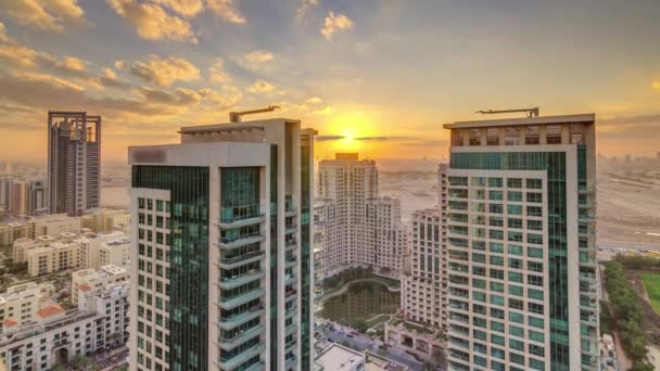 Nascer do sol sobre torres em Greens vista aérea do distrito de topo timelapse . — Vídeo de Stock