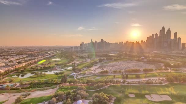 Dubai Marina wolkenkrabbers en golfbaan Sunset timelapse, Dubai, Verenigde Arabische Emiraten — Stockvideo