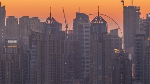Dubai Marina rascacielos y campo de golf día a noche timelapse, Dubai, Emiratos Árabes Unidos — Vídeos de Stock