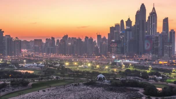 Dubai Marina rascacielos y campo de golf día a noche timelapse, Dubai, Emiratos Árabes Unidos — Vídeo de stock