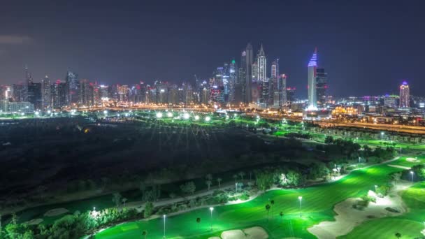 Dubai Marina arranha-céus e campo de golfe durante toda a noite timelapse, Dubai, Emirados Árabes Unidos — Vídeo de Stock